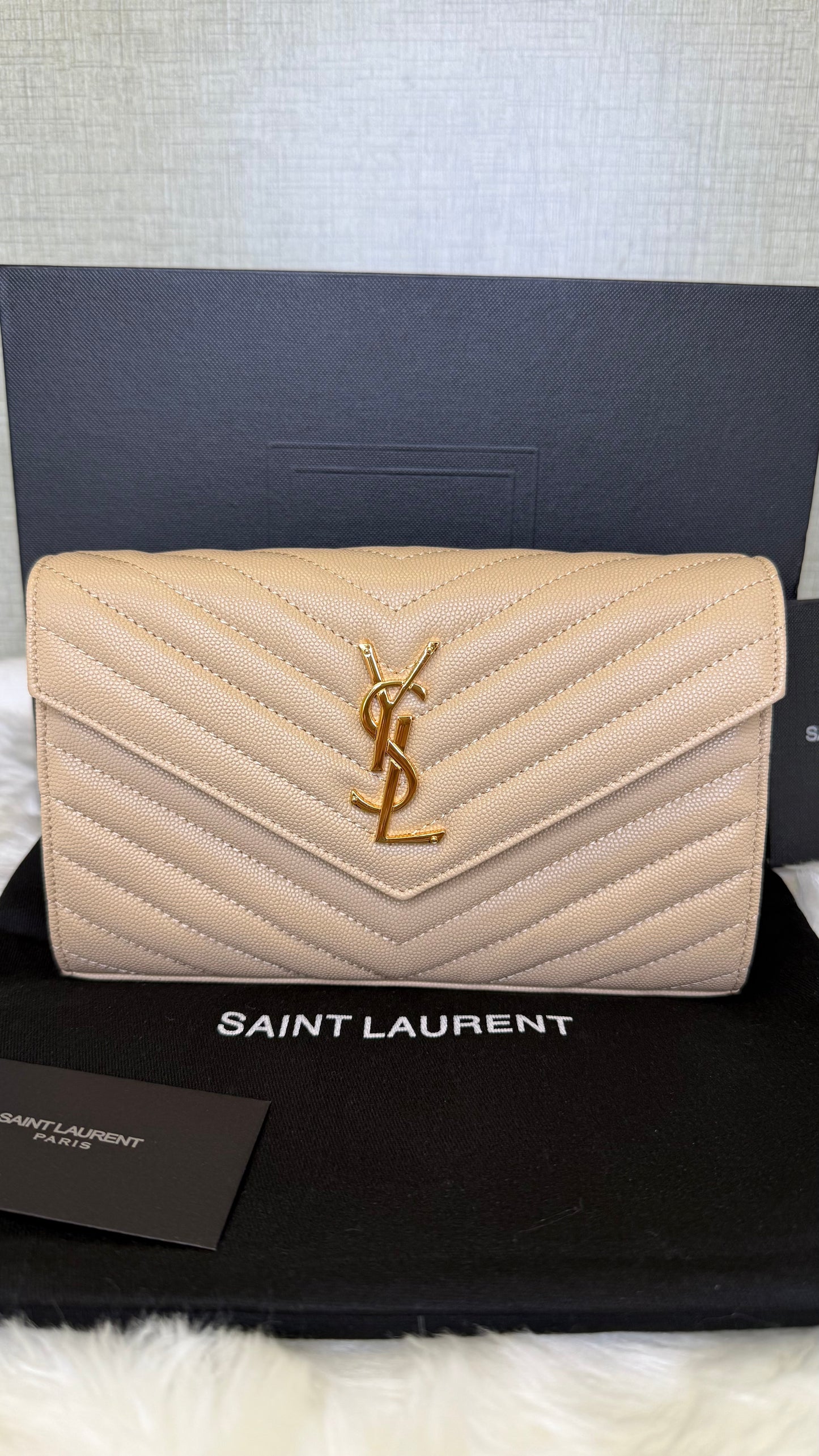 CASSANDRE ENVELOPE CHAIN WALLET IN GRAIN DE POUDRE LEATHER