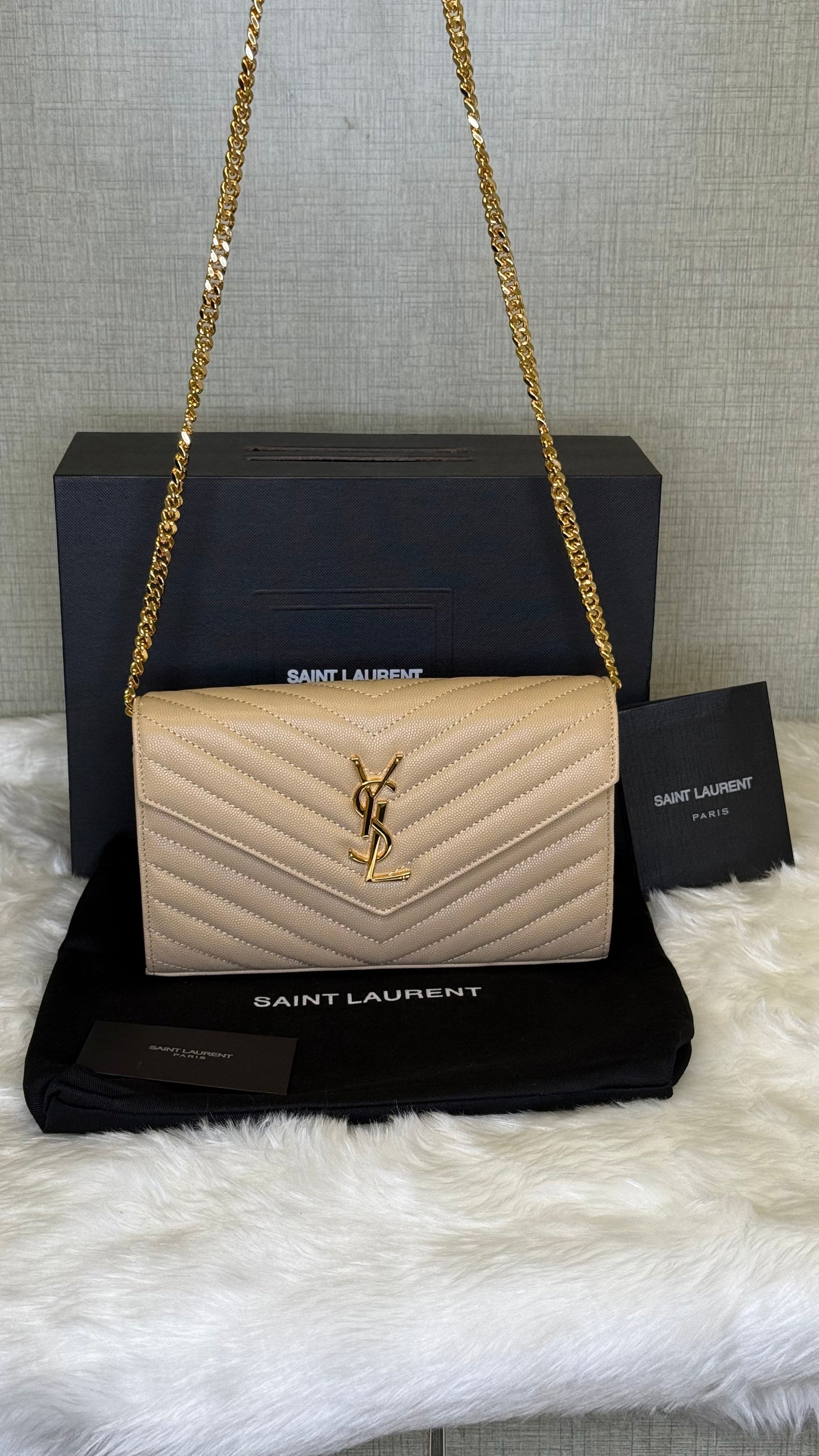 CASSANDRE ENVELOPE CHAIN WALLET IN GRAIN DE POUDRE LEATHER